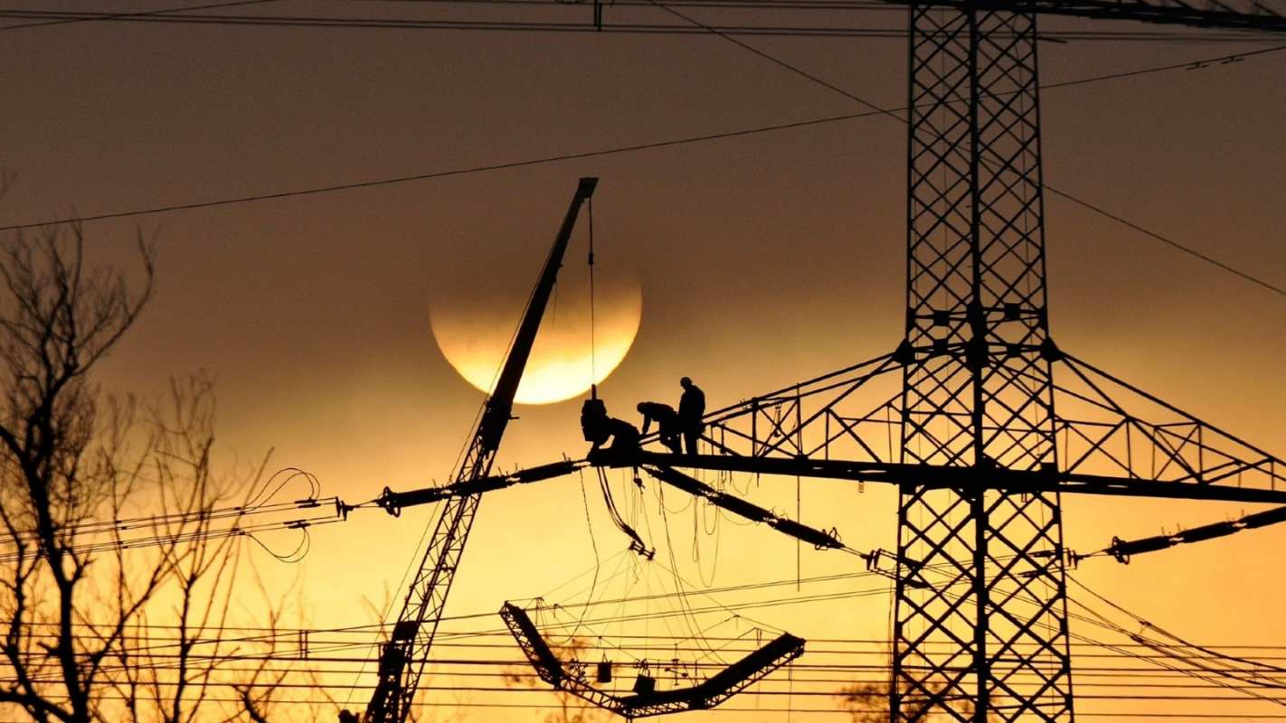 Открытка ремонт ЛЭП  ЛЭП ремонт закат  Қуанышты энергия күні 